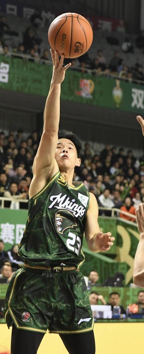卡尔蒂斯防线稳固，力拼西悉尼流浪者全力拿分
