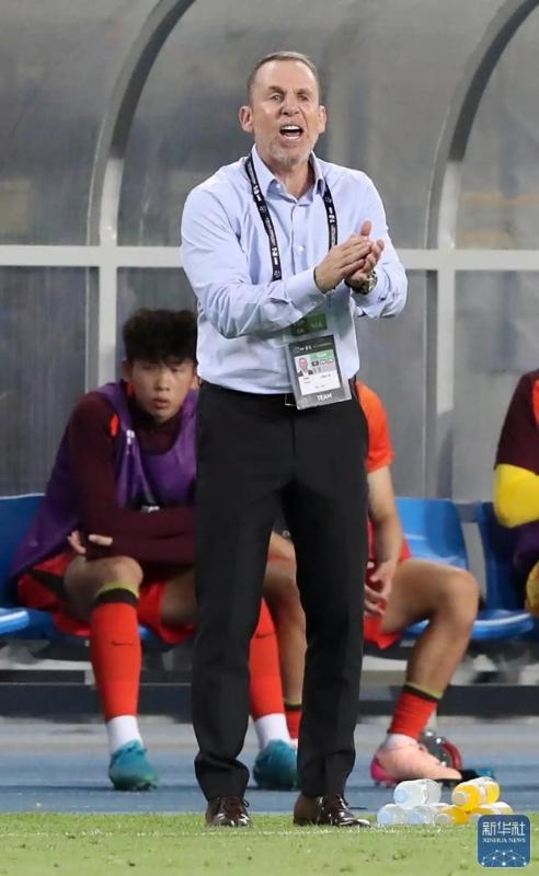 包含国足东亚杯首开记录，1-0小胜香港队逃离垫底，滑跪庆祝的词条