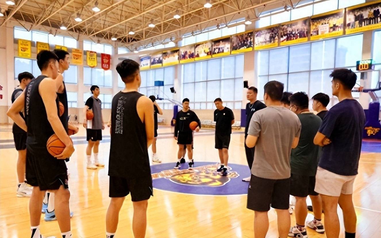 包含广州男篮官方晒管子煜集锦：欢迎管子煜加入广州大家庭的词条