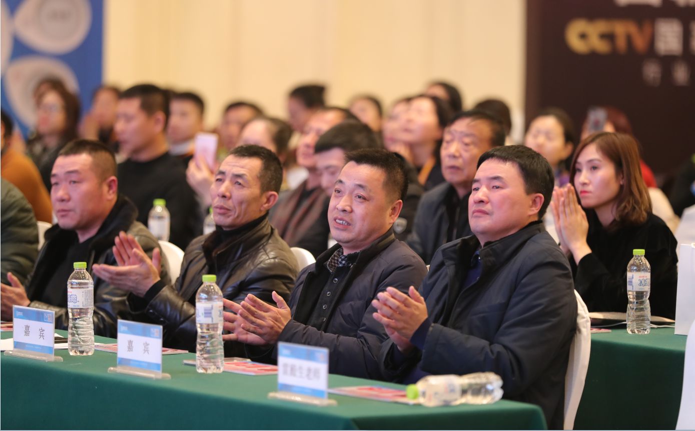 爱游戏体育-巴萨队员集体亮相慈善活动，仁心传递温暖
