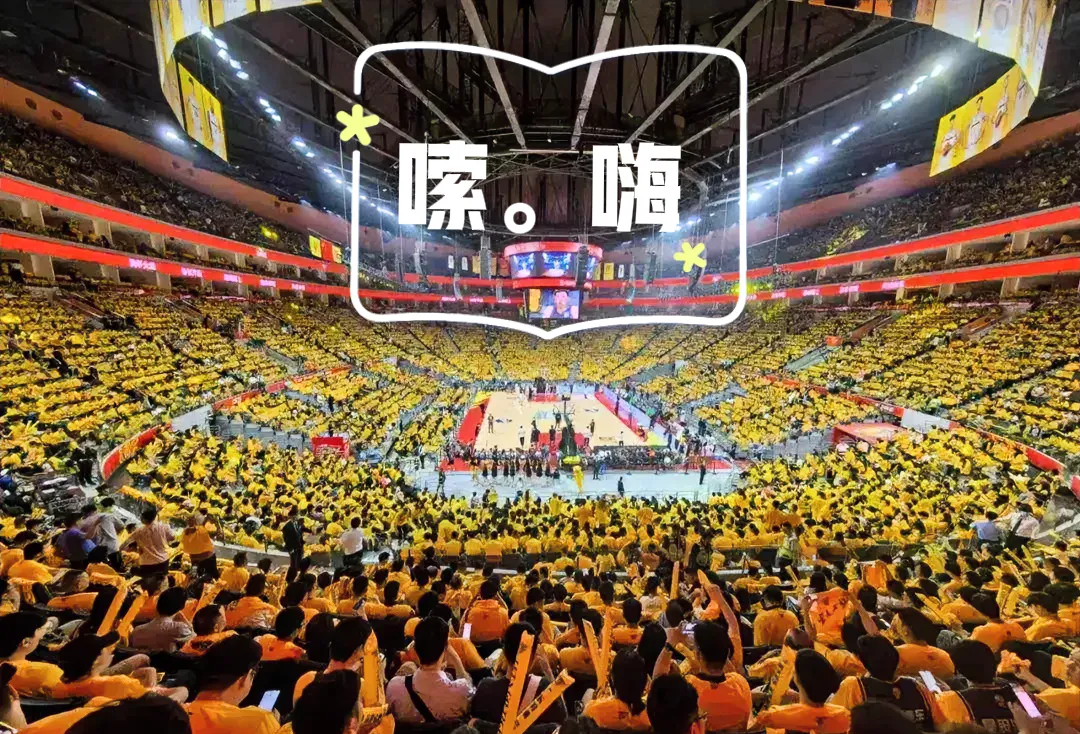 爱游戏体育-比赛现场火爆异常，球迷们为球队呐喊加油