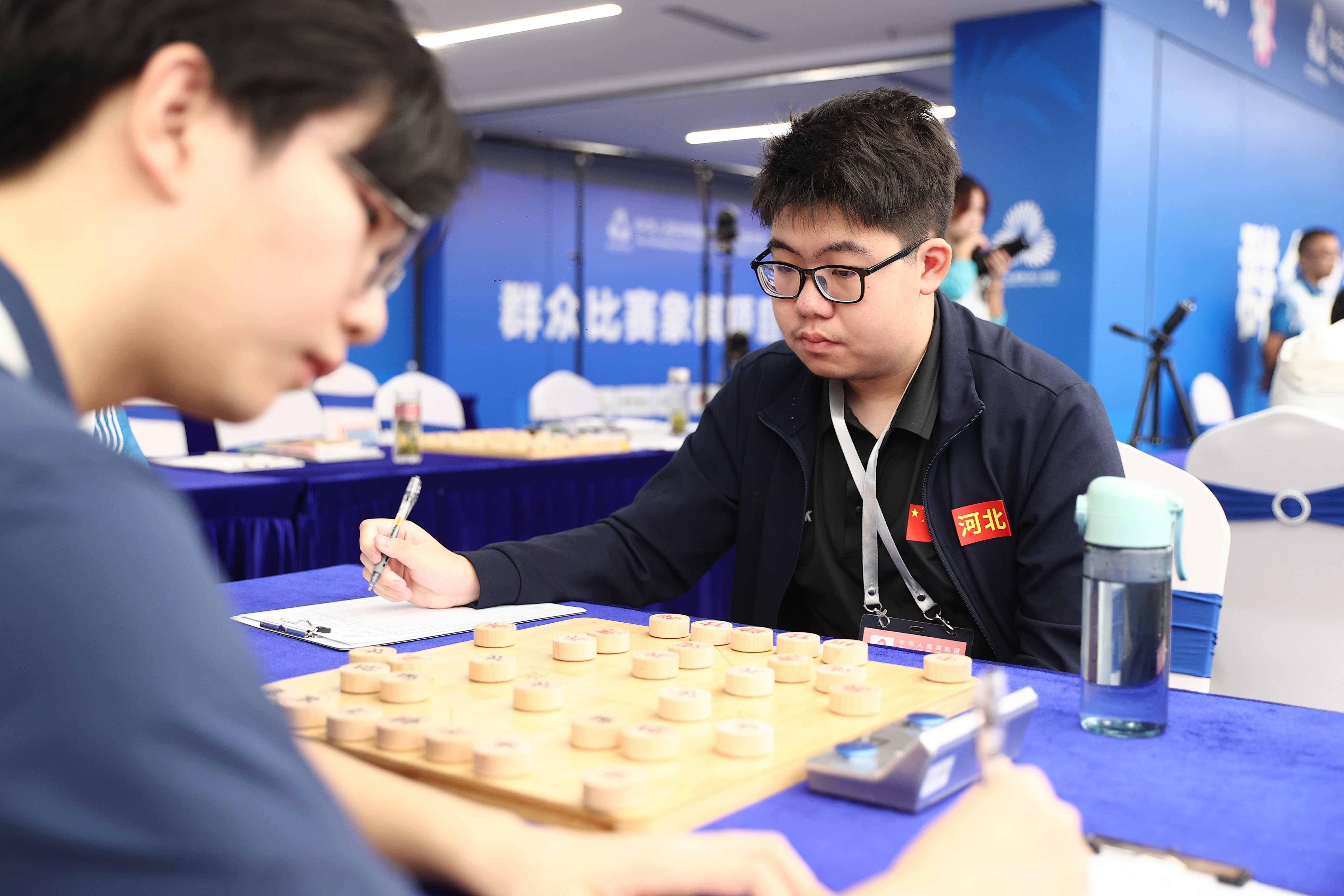 爱游戏体育-备战关键对手，主教练稳固战术布局